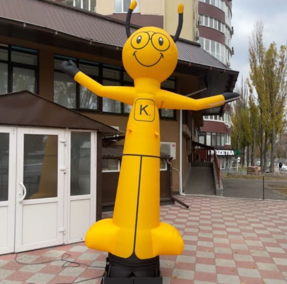 Inflatable airman 340 cm for outdoor advertising of an electronics store