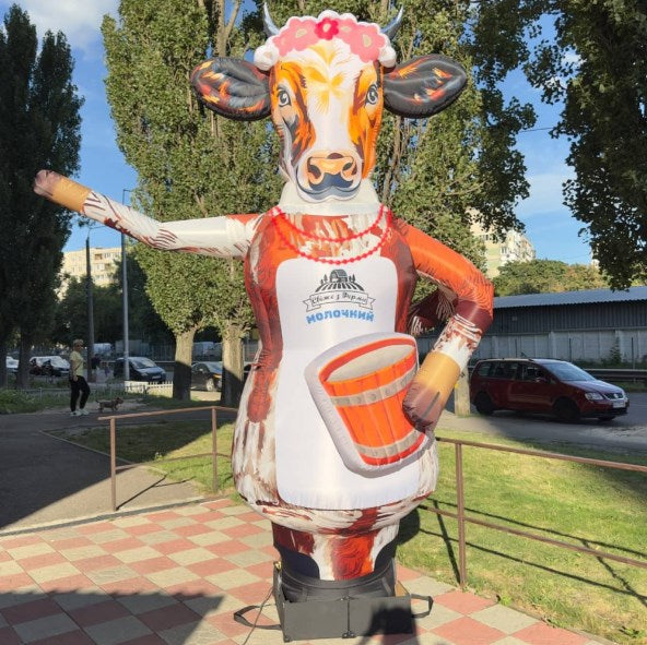 Inflatable cow with arms 340 cm for outdoor advertising of a dairy store