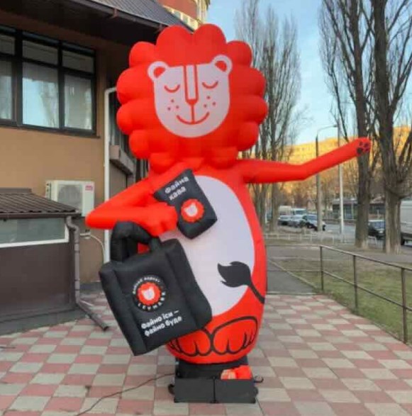 Inflatable waving lion with bags 3.4 meters for outdoor grocery store advertising, built-in fan
