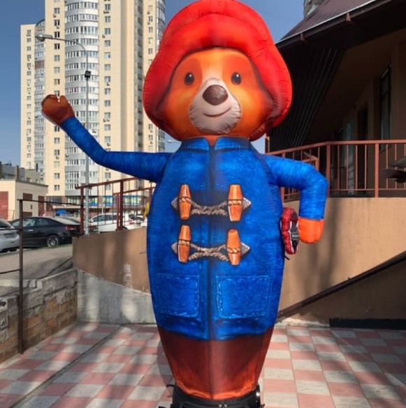 Inflatable waving bear character 340 cm with fan and lights for coffee shop