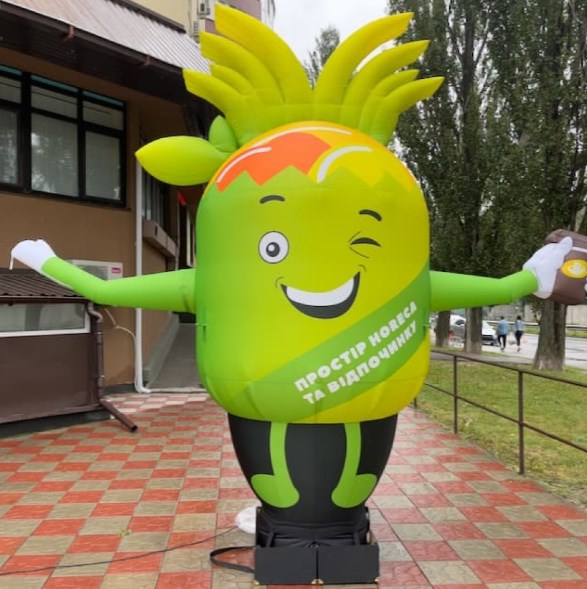 Inflatable Waving Character Vegetable 340cm with Fan for Outdoor Grocery Store Advertising