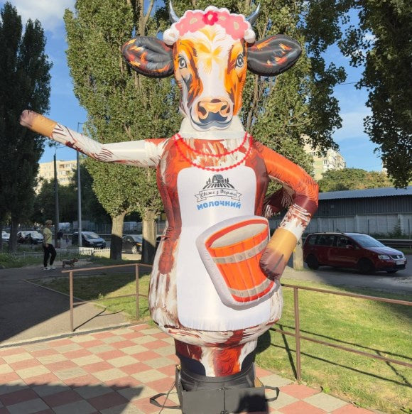 Inflatable cow with arms 340 cm for outdoor advertising of a dairy store
