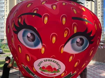 Inflatable strawberry 5 m